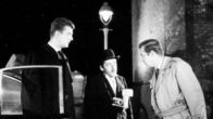 Der Henker von London – Ein mysteriöser Serienmörder treibt in London sein Unwesen. Nun nehmen Inspektor John Hillier (Hansjörg Felmy, r.) und sein Kollege Dr. Philip Trooper (Harry Riebauer, l.) ihre Ermittlung auf, um den gefürchteten "Henker von London" das Handwerk zu legen. Dabei bekommen sie Unterstützung vom Reporter Gabby Pennypacker (Chris Howland, M.).