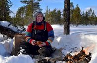 Wilde Wege – Mailin Jerijervi bei einem Picknick inmitten von Schnee und Eis