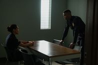 The Rookie – Angela Lopez (Alyssa Diaz) und ihr Rookie Jackson West (Titus Makin Jr.) unterhalten sich im Verhörraum.
