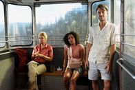 Frühling – Langes Warten in der Gondel, v.li.: Susanne Schäfer als Luise König, Pia Amofa-Antwi als Alexandra, Manuel Feneberg als Philipp