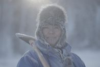 Alaska - Eisige Tradition – Jody Potts-Joseph beim Holzhacken für ihr Haus im Winter. (National Geographic/Isaiah Branch Boyle)