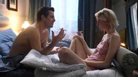 The Burnt Orange Heresy – James Figueras (Claes Bang, l.) und Berenice Hollis (Elizabeth Debicki, r.)