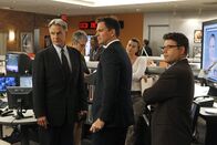 Navy CIS – Noch stehen Gibbs (Mark Harmon, l.), Dr. Samantha Ryan (Jamie Lee Curtis, 2.v.l.), Tony (Michael Weatherly, M.), Ziva (Cote de Pablo, 3.v.r.) und Tyler Elliott (Sean Astin, r.) vor einem Rätsel ...