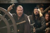 Black Sails – Während Flint (Toby Stephens, l.) und Silver (Luke Arnold, r.) sich wieder auf der Insel befinden und darüber streiten, was nun mit dem Schatz passieren soll, wird die Piraterie offiziell verboten und für beendet erklärt ...