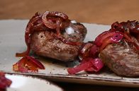 Hausnummer Lecker – Lamm mit Himbeeressig Zwiebeln