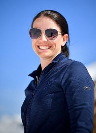 Winter-Challenge – Winter-Challenge Skikjöring in St. Moritz: Valeria und ihr Pferd im stiebenden Schnee Valeria Holinger will als erste Frau den Titel der «Königin des Engadins» gewinnen