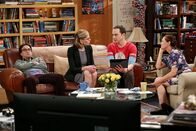 The Big Bang Theory – Leonard (Johnny Galecki, l.) hat genug: Seine Mutter Beverly (Christine Baranski, 2.v.l.) und Sheldons Mutter Mary (Laurie Metcalf, r.) wollen nur über Sheldon (Jim Parsons, 2.v.r.) sprechen ...
