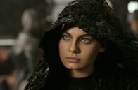 Riddick - Chroniken eines Kriegers – Kyra (Alexa Davalos) gelingt es, mit den Necromonger vor dem tödlichen Sonnenaufgang zu fliehen. Von Riddick fehlt jede Spur ...