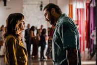 Stuber – Nicole (Natalie Morales, l.); Vic Manning (Dave Bautista, r.)