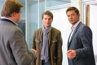 Die Rosenheim-Cops – Hartl (Michael A. Grimm, l.) und Hansen (Igor Jeftic, r.) befragen den Chef der Toten, Alexander Reubens (Leopold Hornung, m.).