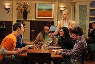 The Big Bang Theory – Bei einem gemeinsamen Abendessen erfahren Sheldon (Jim Parsons, l.), Rajesh (Kunal Nayyar, 2.v.l.), Penny (Kaley Cuoco, stehend) und Howard (Simon Helberg, r.), dass Leonard (Johnny Galecki, 3.v.l.) und Priya (Aarti Mann, 2.v.r.) eine Beziehung eingehen wollen ...