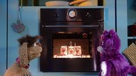 Unser Sandmännchen – MiWau wundert sich über die Marmeladengläser im Backofen. Moppi gibt den Ahnungslosen.