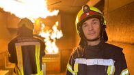 pur+ – Moderator Eric Mayer trainiert mit der Feuerwehr im Brandhaus Gelsenkirchen. Wie lassen sich Brände schnell löschen und Menschen retten? Was ist ein Flashover? Und welche Rolle spielen E-Bikes, Handys und neue Materialien im Haus in Bezug auf Brandverläufe?