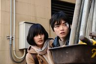 Parasyte 2 – Satomi Murano (Ai Hashimoto, l.); Shinichi Izumi (Shôta Sometani, r.)