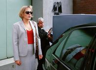 Hinter Gittern - Der Frauenknast – Mona (Anja Beatrice Dukas) hat durch den Verrat an ihrer Tochter Jule ihre vorzeitige Entlassung erwirkt und wird von Mühlfelds Chauffeur abgeholt.