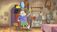 Der kleine Rabe Socke – Mit dem ferngesteuerten Rollstuhl sind Socke und Frau Dachs ein gutes Team.