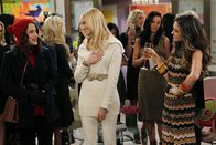 2 Broke Girls – Caroline (Beth Behrs, M.) ist überzeugt: Die reichen High-Society-Ladies um Peaches (Brooke Lyons, r.) müssen von ihrem Cupcake-Unternehmen ganz begeistert sein. Max (Kat Dennings, l.) bleibt hingegen skeptisch und will nichts überstürzen.