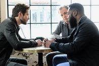 Atlanta Medical – Konspiratives Meeting: (l-r) Matt Czuchry als Conrad Hawkins, Bruce Greenwood als Dr. Bell, Malcolm-Jamal Warner als AJ Austin