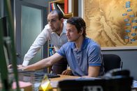 Mayday - Alarm im Cockpit – Der ägyptische Ermittler (gespielt von Nabeel El Khafif) und der russische Ermittler (gespielt von Robin Kasyanov) verwenden einen Computer, um den Absturz von MetroJet Flug 9268 zu untersuchen.
