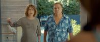 Alibi.com 2 – Gérard (Didier Bourdon) und seine Frau Marlène (Nathalie Baye) werden von einem maskierten Unbekannten überfallen, der entfernte Ähnlichkeit mit ihrem künftigen Schwiegersohn hat.