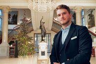 Impact – Impact Concierge im Luxushotel Dolder – So funktioniert die Welt der Reichen und Prominenten Concierge Peter im Foyer Copyright: SRF