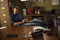 Community – Ist misstrauisch, als Professor DeSalvo, ein Trickbetrüger, der Trickbetrug unterrichtet, am Greendale College auftaucht: Jeff (Joel McHale) ...
