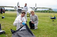 SOKO Stuttgart – Der Hagelflieger-Pilot Hannes Rieger wird tot aufgefunden. KTU-Leiter Jan Arnaud (Mike Zaka Sommerfeldt, 2.v.r.) und Rechtsmediziner Dr. Benedikt Förster (Florian Wünsche, 2.v.l.) teilen mit der Ersten Kriminalhauptkommissarin Martina Seiffert (Astrid M. Fünderich, r.) ihren Ermittlungsstand: Jemand hat den Piloten erschlagen und versucht, die Tat mit einer fingierten Explosion zu vertuschen.