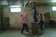 Modern Family – L-R: Cameron Tucker (Eric Stonestreet), Phil Dunphy (Ty Burrell), Gloria Delgado-Pritchett (Sofía Vergara)