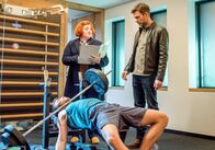 SOKO Kitzbühel – Wenige Stunden nach dem Start-up-Event "Kitz4Future" ist Tim Trebo tot. Auch Steffi (Veronika Polly, M.) und Lukas (Jakob Seeböck, r.) wissen, dass Trebo sich auf seinem Weg zum Erfolg einige Feinde gemacht hat.