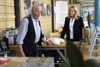 In aller Freundschaft – Am Morgen stand die Cafeteria unter Wasser, wegen des defekten Schlauchs des Geschirrspülers. Otto Stein (Rolf Becker) hat die Pfütze schnell beseitigt und ist ins Tagesgeschäft übergegangen. Doch dann kommt Sarah Marquardt (Alexa Maria Surholt) mit einer Hiobsbotschaft: Direkt unter der Cafeteria liegt das Labor und das Wasser muss die ganze Nacht durch die Decke gelaufen sein.