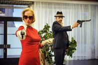 Banklady – Gisela (Nadeshda Brennicke) und Peter (Charly Hübner) überfallen die nächste Bank.