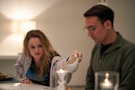 Killing Eve – Amber Peel (Shannon Tarbet) hat ihre Freundin aus der Selbsthilfegruppe zum gemeinsamen Abendessen mit ihrem Bruder Aaron (Henry Lloyd-Hughes) eingeladen. Doch Aarons Misstrauen drängt den Abend in eine gefährliche Richtung.