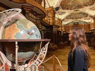 Mythos - Die größten Rätsel der Geschichte – In der Stiftsbibliothek St. Gallen macht sich die Theologin Jacqueline Straub auf die Suche nach dem Ursprung der Geschichte um die Päpstin Johanna.