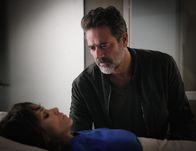 Extant – Während Molly (Halle Berry, l.) in eine seltsame Traum- und Erinnerungswelt abdriftet, geraten JD (Jeffrey Dean Morgan, r.) und alle anderen in der Zentrale der Global Security Commission plötzlich in Gefahr ...