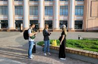 Re: – Die Journalistin Anna (Mi.) setzt bei Interviews und Umfragen jedes Mal ihre eigene Sicherheit aufs Spiel.