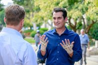 Modern Family – Phil (Ty Burrell, r.)