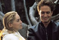 Basic Instinct – Von Catherine (Sharon Stone) verführt, befindet sich Nick (Michael Douglas) bald in einem Irrgarten aus Psychospielen und kann nur noch seinen Urtrieben vertrauen.