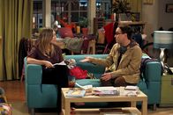 The Big Bang Theory – Während Leonard (Johnny Galecki, r.) und Penny (Kaley Cuoco, l.) über ihre mögliche Zukunft als Paar diskutieren, hat Sheldon Großes vor ...