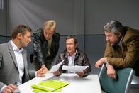Die Rosenheim-Cops – Die Rosenheim-Cops, Sven Hansen (Igor Jeftic, l.), Michael Mohr (Max Müller, 2.v.l.) und Anton Stadler (Dieter Fischer, r.) vermuten, dass Sporthausbesitzer Robert Müller (Michael Schlenger, 2.v.r.) zum Mörder wurde.