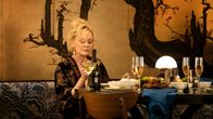 Hacks – Deborah (Jean Smart) greift zu drastischen Mitteln und erpresst Marty, um ihre Showtermine zu sichern. Doch Marcus ist außer sich vor Wut – er hat andere Pläne für Deborahs Karriere.
