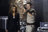 EUReKA - Die geheime Stadt – Mit dem Auftauchen von Callister Raynes in Eureka spielen sämtliche computergesteuerten Systeme verrückt. Jack Carter (Colin Ferguson, r.) und Allison Blake (Salli Richardson-Whitfield, l.) wollen herausfinden, was die Ursache ist ...