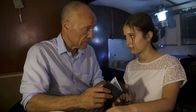 Spuren der Rache – Yasmin (Maya Lauterbach) und ihr Privatlehrer Frank Henning (Heiner Lauterbach) sind auf der Flucht.