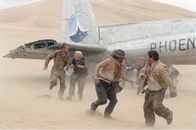 Der Flug des Phoenix – Von einem Sandsturm überrascht (v.l.): Frank Towns (Dennis Quaid), Elliott (Giovanni Ribisi), Rady (Kevork Malikyan), Kelly (Miranda Otto), James (Scott Michael Campbell), Sammi (Jacob Vargas), Ian (Hugh Laurie).