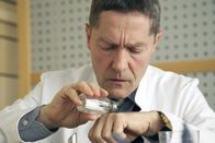 In aller Freundschaft – Dr. Rolf Kaminski (Udo Schenk) hat einen Tumor im Kopf. Da er glaubt, dass dieser nicht operabel ist ohne ihn zum Pflegefall zu machen, verzichtet er komplett auf eine Behandlung. Als er feststellt, dass seine Geschmacksnerven nachlassen und er nicht einmal mehr das Salz schmecken kann, ist ihm klar, dass es nun rapide bergab gehen wird.