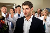 In aller Freundschaft – Dr. Niklas Ahrend (Roy Peter Link) verlässt Leipzig mit einem lachenden und einem weinenden Auge. Er hat in Erfurt die Chance als Oberarzt zu arbeiten, aber er wird ab jetzt für seinen kleinen Sohn Max ein Wochenende-Papa sein.
