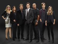 Criminal Minds – (9. Staffel) - Ein starkes Team, das jeden Serientäter zur Strecke bringt: Dr. Spencer Reid (Matthew Gray Gubler, 2.v.r.), Derek Morgan (Shemar Moore, 3.v.r.), Aaron Hotchner (Thomas Gibson, M.), David Rossi (Joe Mantegna, 3.v.l.), Jennifer 'JJ' Jareau (AJ Cook, r.), Penelope Garcia (Kirsten Vangsness, l.) und Alex Blake (Jeanne Tripplehorn, 2.v.l.) ....