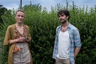 SOKO Hamburg – Ermittler Max Nordmann (Garry Fischmann, r.) sucht vorsichtig den Kontakt zu der Kleingärtnerin Larissa Ulme (Marion Gretchen Schmitz, l.). Gelingt es Max, der Schwester der Toten Informationen zu entlocken?