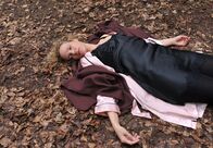 Sturm der Liebe – Natascha (Melanie Wiegmann) verunglückt im Wald.