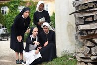 Um Himmels Willen – Die Schwestern Agnes (Emanuela von Frankenberg, 2.v.l.), Hanna (Janina Hartwig, l.), Lela (Denise M'Baye, 2.v.r.) und Claudia (Mareike Lindenmeyer, r.) suchen nach seltenen Pflanzen.