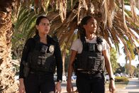 The Rookie – Bei der Überprüfung eines leerstehenden Hauses begeben sich Officer Lopez (Alyssa Diaz, l.) und Detective Harper (Mekia Cox, r.) in Lebensgefahr.